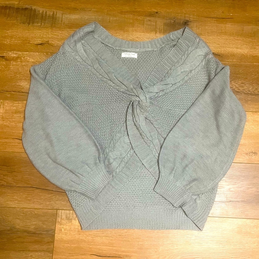 FULL CIRCLE TRENDS GREY SWEATER